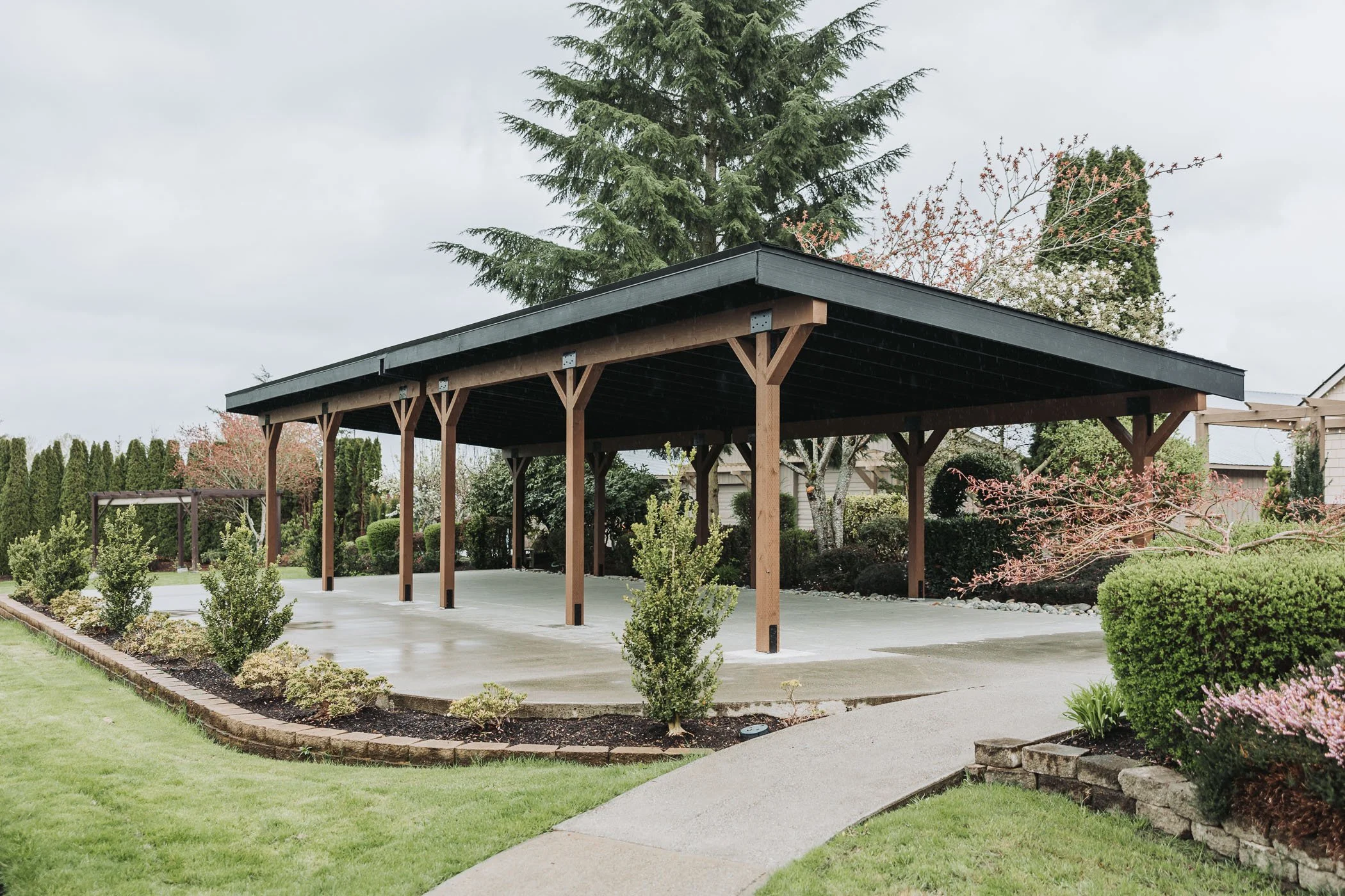  A massive pergola provides the perfect space for your guests’ cocktail hour 